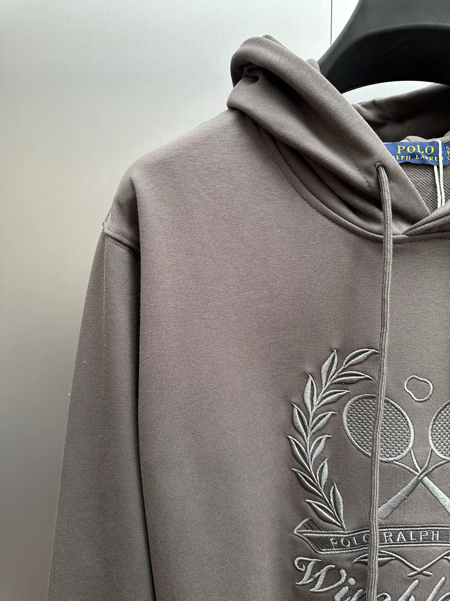 P280 RalphLauren/Ralph Lauren 2025 new autumn and winter large embroidered hooded sweatshirt Ralph Lauren's age-reducing item, the coat fabric is made of 60% cotton ➕40% polyester, which not only retains the softness, comfort and breathability of cotton, but also adds the wear resistance and wrinkle resistance of polyester fiber, making the clothes more durable and easy to care for. Even in slightly cooler weather, you won't feel stuffy when wearing it. This kind of fabric has a natural crisp feel and is not easy to pill or deform. Hooded design effectively improves thermal insulation performance. The embroidery on the chest and the fabric are of the same color. The colors are full, three-dimensional and lifelike, adding a bit of liveliness and interest to the whole sweatshirt. There is no pressure to dress, regardless of age or gender. Complete accessories!  Color: navy blue, black, gray size: S-xL